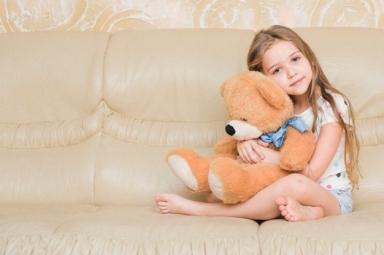 gallery/nina-tranquila-abrazando-oso-peluche_23-2147892951